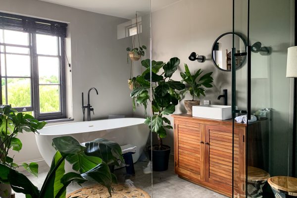taking-bath-at-home-or-in-a-hotel-charming-cozy-i-2024-12-07-20-33-04-utc